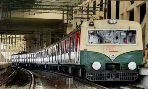 அரக்கோணம் ரெயில் நிலையத்தில் சிக்னல் கோளாறு: சென்னை ரெயில்கள் தாமதம்