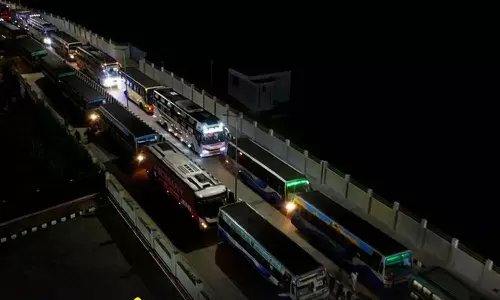 வண்டலூரில் 2 மணி நேரம் போக்குவரத்து நெரிசல்- கிளாம்பாக்கம் பஸ் நிலையத்திற்குள் பஸ் போக முடியாமல் நின்றது