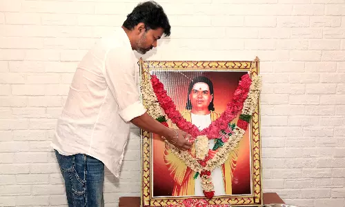 முத்துராமலிங்கத் தேவர் படத்திற்கு விஜய் மலர் தூவி மரியாதை