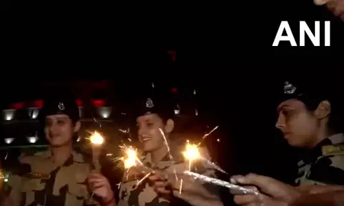 தீபம் ஏற்றி பட்டாசு வெடித்து தீபாவளி கொண்டாடிய எல்லை பாதுகாப்புப்படை வீரர்கள்