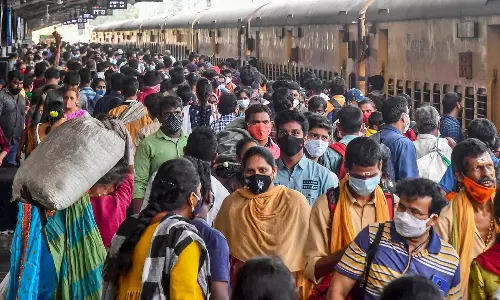 தீபாவளி பண்டிகை முன்னிட்டு சொந்த ஊர்களுக்கு 13 லட்சம் பேர் பயணம்