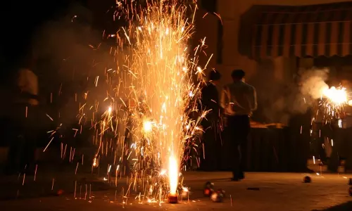 களைகட்டும் தீபாவளி பண்டிகை- மக்கள் புத்தாடை அணிந்து, பட்டாசு வெடித்து கொண்டாட்டம்