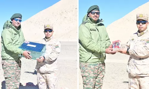 எல்லையில் தீபாவளி இனிப்புகளை பரிமாறிக்கொண்ட இந்திய- சீனா படைகள்