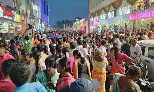 சலுகை விலையில் துணிகள் விற்பனை- அதிகாலையிலேயே அலைமோதிய மக்கள் கூட்டம்