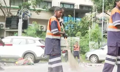 சிதறி கிடக்கும் பட்டாசு குப்பைகள்- தூய்மைப்பணியில் பணியாளர்கள் தீவிரம்