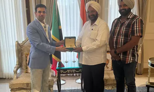 பிரமாண்டமான பங்களா: ஒப்பந்ததாரருக்கு ரூ.1 கோடி மதிப்பிலான ரோலக்ஸ் வாட்ச் பரிசளித்த தொழிலதிபர்