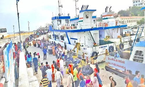 தீபாவளி பண்டிகை: கன்னியாகுமரியில் குவிந்த சுற்றுலாப் பயணிகள்