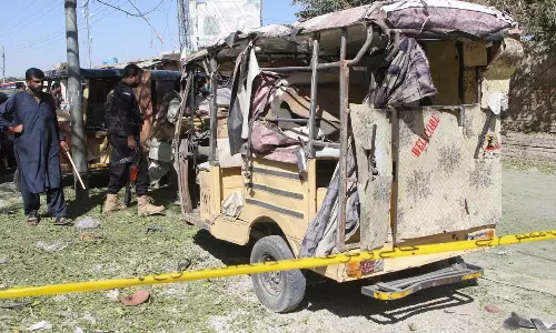 பாகிஸ்தானில் சோகம்: பள்ளி அருகே குண்டு வெடித்து 5 குழந்தைகள் உள்பட 8 பேர் பலி