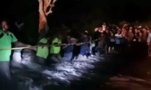 மேற்கு தொடர்ச்சி மலை அடிவாரப் பகுதியில் திடீர் வெள்ளம் - பக்தர்கள் தவிப்பு