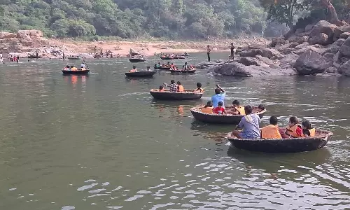 தொடர் விடுமுறை- ஒகேனக்கல்லில் குவிந்த சுற்றுலா பயணிகள்