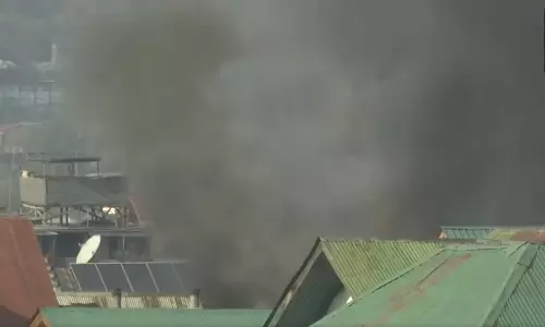 அனந்தநாகில் 2 பயங்கரவாதிகள் சுட்டுக்கொலை: ஸ்ரீநகரில் பற்றி எரியும் வீடுகள்