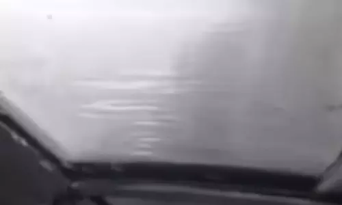 ஸ்ரீவைகுண்டத்தில் அரசு பஸ்சில் ஒழுகிய மழைநீரில் கைக்குழந்தையுடன் நனைந்த பயணிகள்