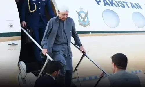 விமானத்தில் இருந்து தரையிறங்கும்போது கால் இடறி விழுந்த பாகிஸ்தான் அதிபர்- எலும்பு முறிந்தது