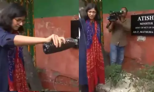 இந்த தண்ணிய குடிக்கவா? - டெல்லி முதல்வர் அதிஷி வீட்டின்முன்  மாசடைந்த நீரை ஊற்றிய ஆம் ஆத்மி எம்.பி.