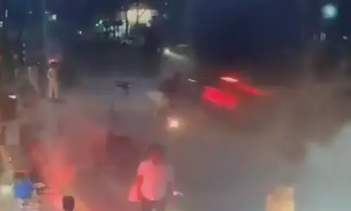 நடு ரோட்டில் பட்டாசு வெடித்த நபர்- அடித்து தூக்கிய கார்: அதிர்ச்சி வீடியோ