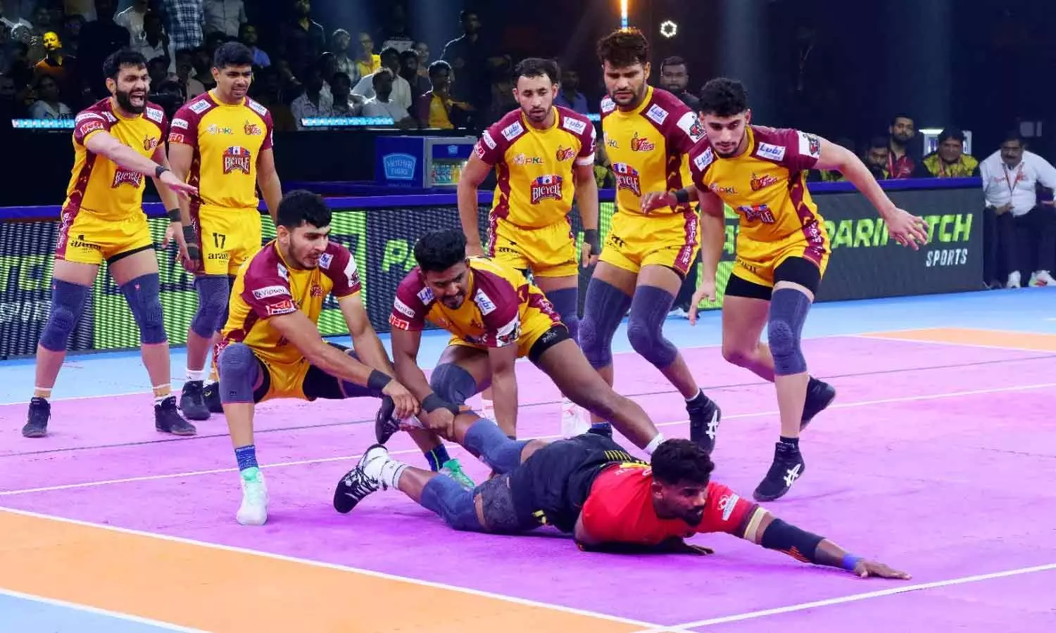 புரோ கபடி லீக்: பெங்களூரு புல்சை வீழ்த்தியது தெலுங்கு டைட்டன்ஸ்