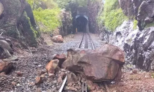 ரெயில் பாதையில் மண்சரிவு- ஊட்டி மலை ரெயில் நாளை வரை ரத்து