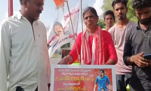 பவன் கல்யாணை சந்திக்க 487 கிலோமீட்டர் சைக்கிளில் செல்லும் பெண்