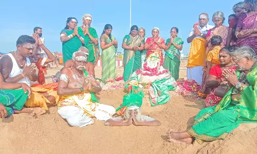 திருச்செந்தூர் கடற்கரை மணலுக்குள் புதைந்து  சிவபூஜை செய்த பசுமை சித்தர்