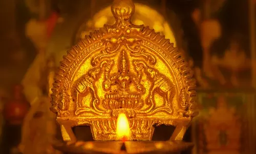 விளக்குகளில் புனிதமான காமாட்சி    விளக்கு