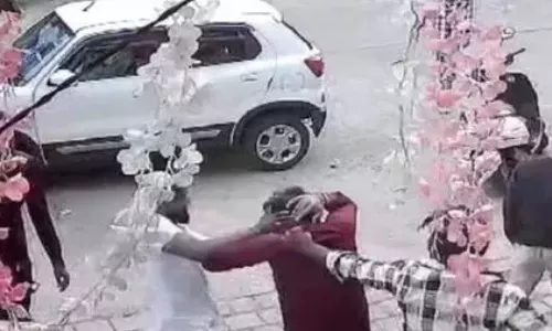 மனைவி  முன் அங்கிள் என அழைத்த புடவை கடைக்காரர்..  அப்சட் ஆன கணவன் - அடிதடி வீடியோ