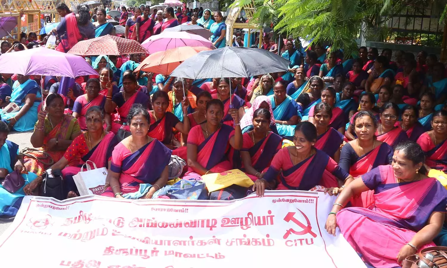 திருப்பூர் கலெக்டர் அலுவலகம் முன்பு அங்கன்வாடி ஊழியர்கள் 2-வது நாளாக காத்திருப்பு போராட்டம்