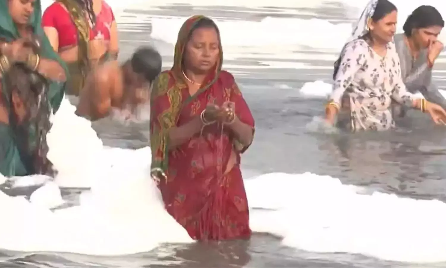 சத் பூஜை கொண்டாட்டம்.. ரசாயன நச்சு நுரை மிதக்கும் யமுனை ஆற்றில் நீராடிய பெண்கள்- வீடியோ