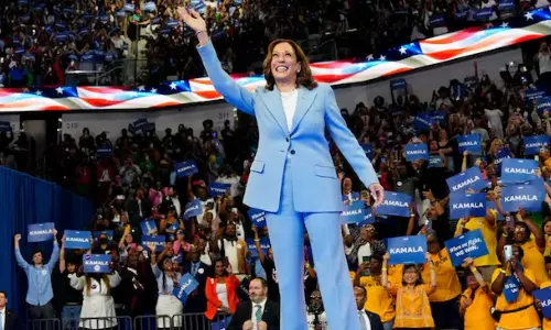 தலைநகர் வாஷிங்டனில் வாகை சூடிய கமலா ஹாரிஸ்.. கலிபோர்னியாவிலும் வெற்றி