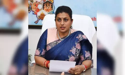 ராஜினாமா செய்யுங்கள்: பெண்கள் பாதுகாப்பில் சந்திரபாபு நாயுடு அரசு தோல்வி- ரோஜா