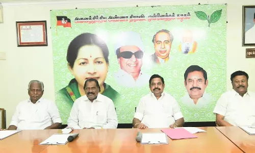 எடப்பாடி பழனிசாமி தலைமையில் மாவட்ட செயலாளர்கள் கூட்டம்