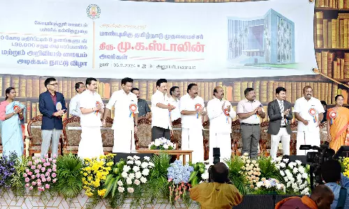 முதல்வர் பங்கேற்ற அரசு விழாவில் கலந்துகொண்டு கோரிக்கை மனு அளித்த வானதி சீனிவாசன்