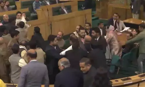 ஜம்மு-காஷ்மீர் சட்டசபைக்குள் எம்.எல்.ஏ.க்கள் கைகலப்பு