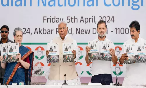 பெண்களுக்கு மாதம் ரூ.3,000, இலவச பஸ் பயணம்- காங்கிரஸ் கூட்டணி தோ்தல் வாக்குறுதி