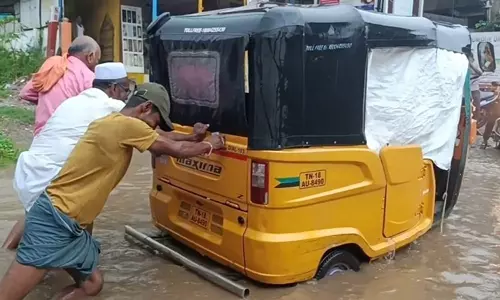 ரெயில்வே சுரங்கப்பாதையில் தேங்கிய மழை வெள்ளம்