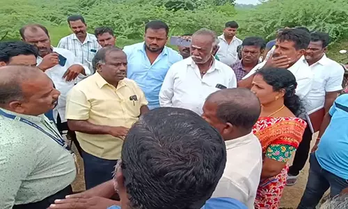 ஆரணி ஆற்றங்கரையை பலப்படுத்த கால்வாயில் மணல் அள்ள எதிர்ப்பு