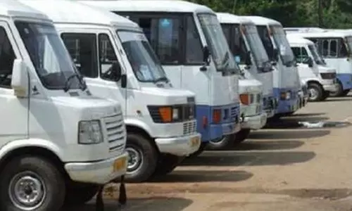 தகுதி சான்று பெற ஒரே நாளில் குவிந்த 50 சுற்றுலா வாகனங்கள்- அதிகாரிகள் திணறல்