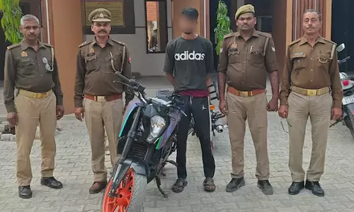 என்ன ஆளையே காணோம்.. போலி அப்பாவை உட்கார வைத்து ரேஸ் பைக்-ஐ திருடிய நபர் கைது