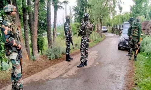 ஜம்மு-காஷ்மீரில் கிராம பாதுகாப்பு குழுவைச் சேர்ந்த இருவரை கடத்தி கொலை செய்த பயங்கரவாதிகள்
