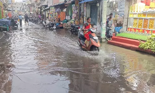 ஈரோட்டில் கொட்டி தீர்த்த கனமழை: தாழ்வான பகுதியில் மழைநீர் தேங்கியது