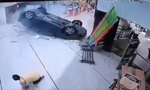 சூப்பர் மார்க்கெட்டிற்குள் பாய்ந்த கார் - வீடியோ வைரல்