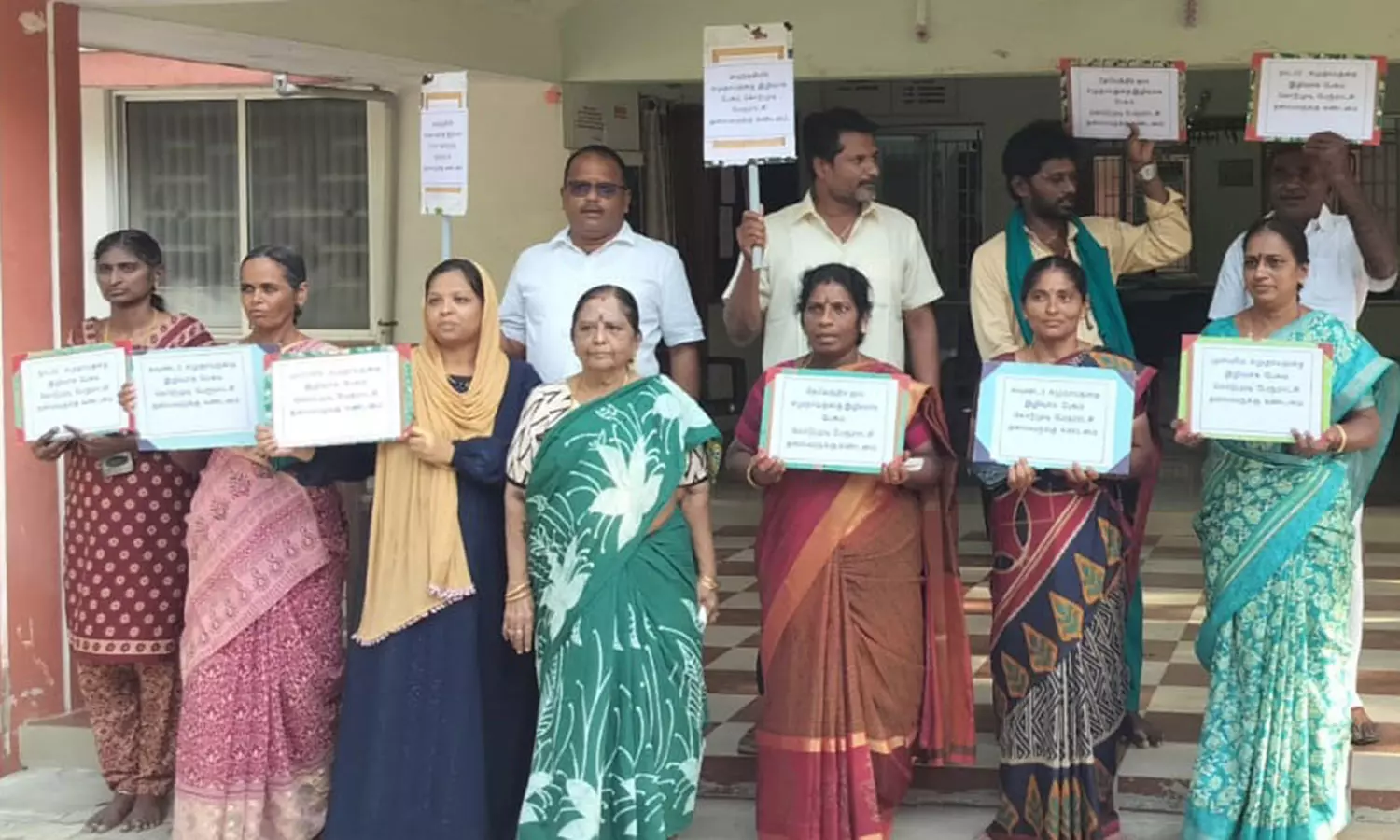 கொடுமுடி பேரூராட்சி அலுவலகத்தில் கவுன்சிலர்கள் திடீர் போராட்டம்