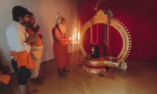 பாதாள சிவலிங்கத்தில் இருந்து தோன்றிய அபூர்வ நீரூற்று- பக்தர்கள் திரண்டு சாமி தரிசனம்