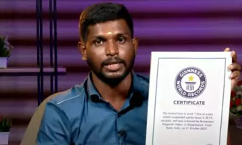 தலைகீழாக நின்று தண்ணீர் குடிக்க முடியாதா? - சாதனை படைத்த இளைஞர்