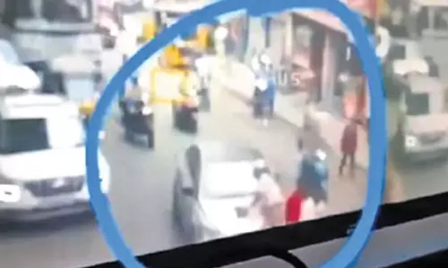 சோதனை செய்ய வந்த ஊர்க்காவல் படை வீரரை காரில் இழுத்துச் சென்ற டிரைவர்