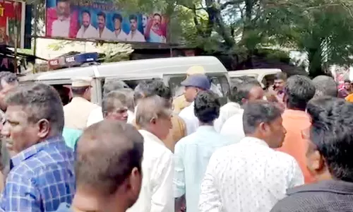 ஆக்கிரமிப்பு வீடுகளை இடிக்க நடவடிக்கை- முதலமைச்சரிடம் மனு கொடுக்க திரண்டவர்களால் பரபரப்பு