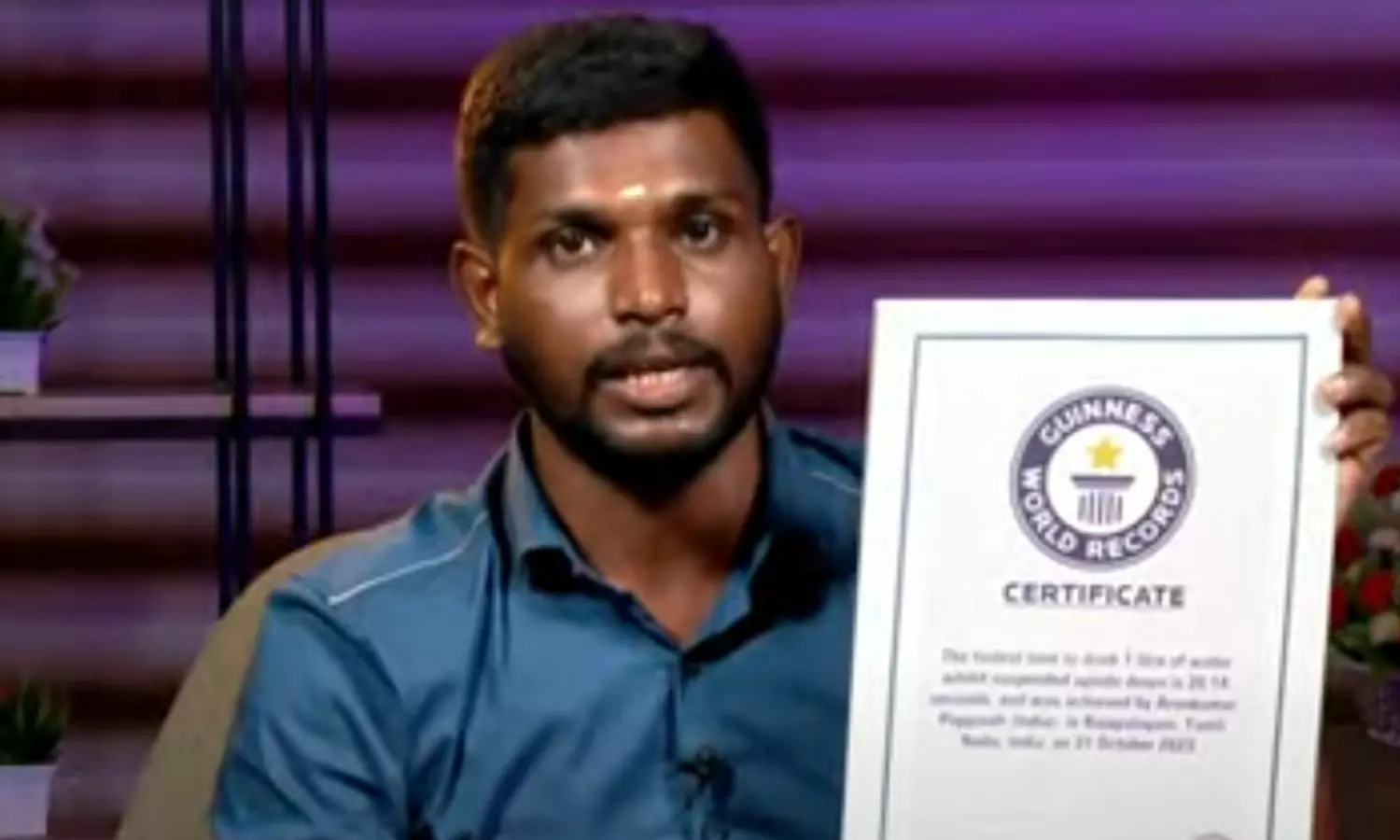 தலைகீழாக நின்று தண்ணீர் குடிக்க முடியாதா? - சாதனை படைத்த இளைஞர்