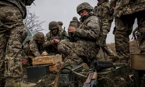 உக்ரைன் டிரோன் தாக்குதல்.. 2 விமான நிலையங்களை தற்காலிகமாக மூடிய ரஷியா