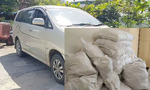 சொகுசு காரில் கடத்தி வந்த 3 லட்சம் மதிப்பிலான 1 டன் குட்கா பறிமுதல்