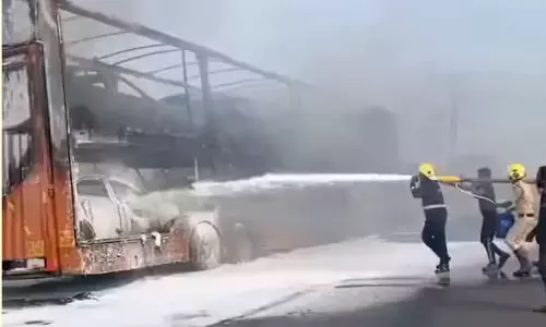 கன்டெய்னர் லாரியில் திடீர் தீ: 8 கார்கள் முற்றிலும் சேதம்