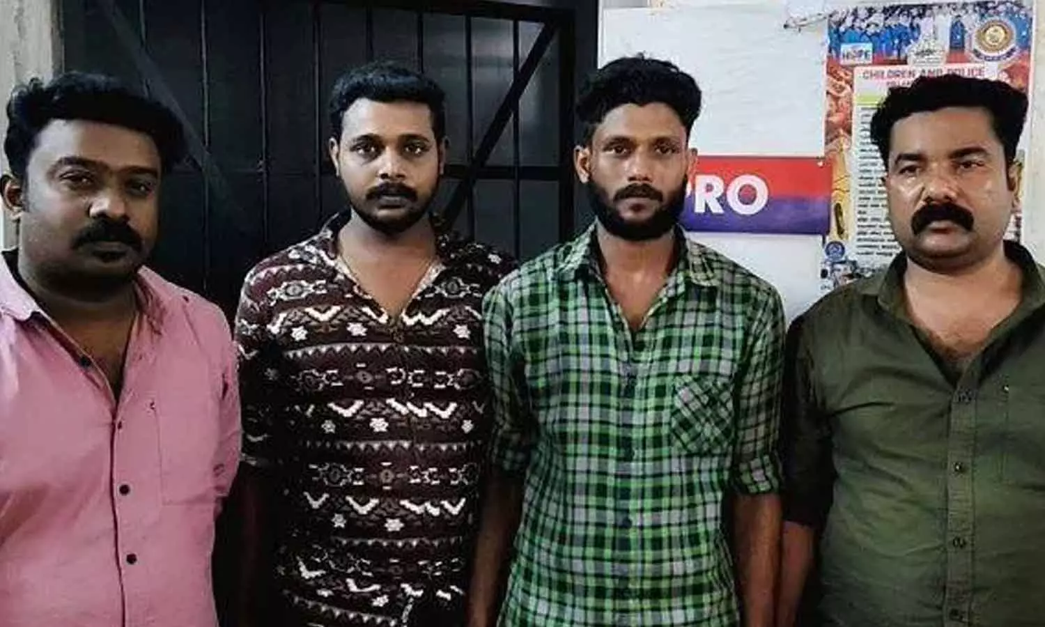 காதலியை பார்க்க சென்றவரை நிர்வாணமாக்கி தாக்குதல்- 4 பேர் அதிரடி கைது